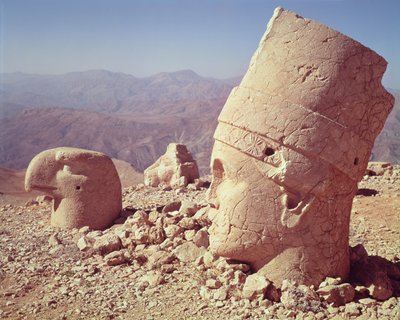 Ansicht eines kolossalen Kopfes und eines Adlers von der Westterrasse von Greek